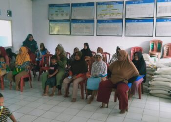 KPM Bansos Beras Badan Pangan Nasional di Desa Curugbitung Antusias Terima Bansos