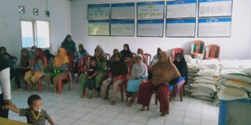 KPM Bansos Beras Badan Pangan Nasional di Desa Curugbitung Antusias Terima Bansos