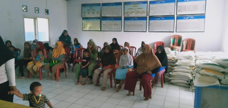 KPM Bansos Beras Badan Pangan Nasional di Desa Curugbitung Antusias Terima Bansos