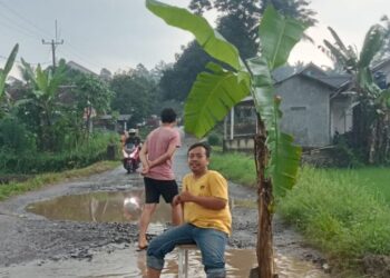 Pemuda Koroncong Gotong Royong Tambal Jalan Penghubung Antar Kabupaten