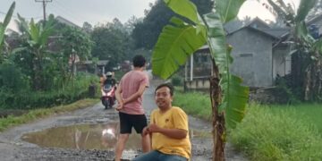 Pemuda Koroncong Gotong Royong Tambal Jalan Penghubung Antar Kabupaten