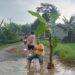 Pemuda Koroncong Gotong Royong Tambal Jalan Penghubung Antar Kabupaten