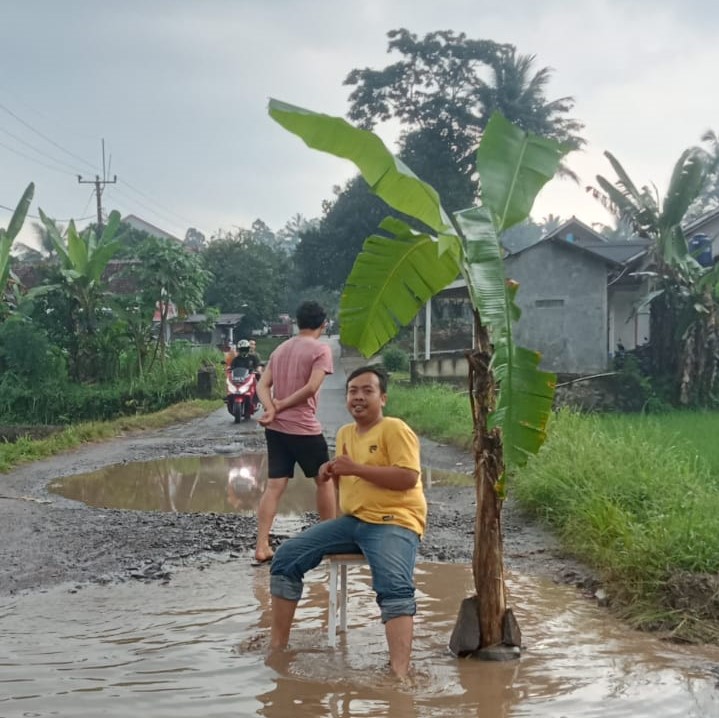 Pemuda Koroncong Gotong Royong Tambal Jalan Penghubung Antar Kabupaten