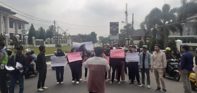 Gabungan Organisasi Mahasiswa di Pandeglang Lakun Aksi Solidaritas Kawal Sidang Pembacaan Putusan Kasus Revenge Porn