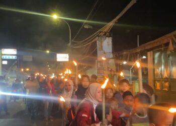 Peringati Tahun Baru Islam 1445 H, KKM 32 Uniba Berkolaborasi Dengan Pemdes Tanara Gelar Tausiyah dan Pawai Obor