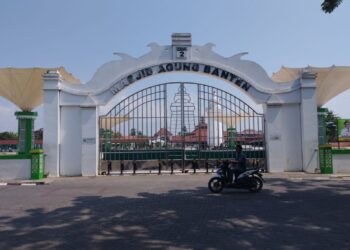 Dipadati Ribuan Pengunjung, Komplek Masjid Agung Banten Jadi Alternatif Wisata Religi