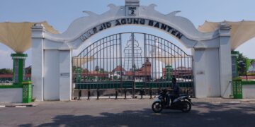 Dipadati Ribuan Pengunjung, Komplek Masjid Agung Banten Jadi Alternatif Wisata Religi