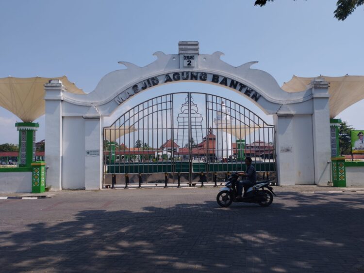 Dipadati Ribuan Pengunjung, Komplek Masjid Agung Banten Jadi Alternatif Wisata Religi