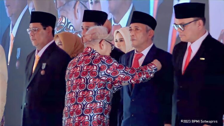 Turunkan Stunting Signifikan, Bupati OKI Terima Penghargaan Satyalancana Wira Karya 2023