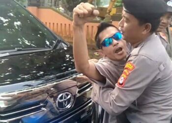 Tidak Digubris ! Kendaraan Iringan Bupati Pandeglang Dihadang Masa Aksi Unras