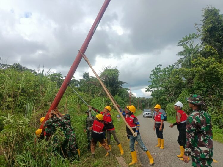Satgas Pamtas Yonif 122/Ts Berikan Penerangan di Pedalaman Papua