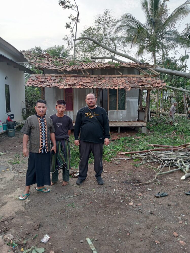 Pemerintah Kelurahan Pagadungan Monitoring Korban Terdampak Puting Beliung Karangtanjung
