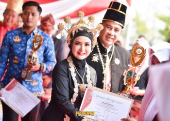 Bupati dan Ketua TP PKK Pesawaran Peringati Hari Sumpah Pemuda Dengan Berbusana Keraton