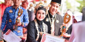 Bupati dan Ketua TP PKK Pesawaran Peringati Hari Sumpah Pemuda Dengan Berbusana Keraton