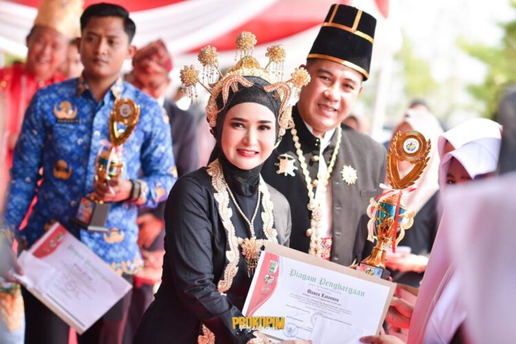 Bupati dan Ketua TP PKK Pesawaran Peringati Hari Sumpah Pemuda Dengan Berbusana Keraton