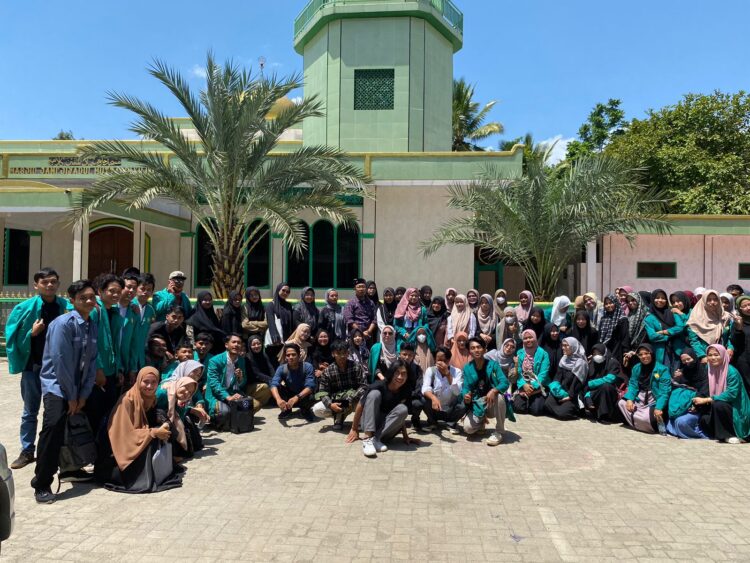Mahasiswa STAI Syekh Mansur Ziarah ke Pendiri Kampus