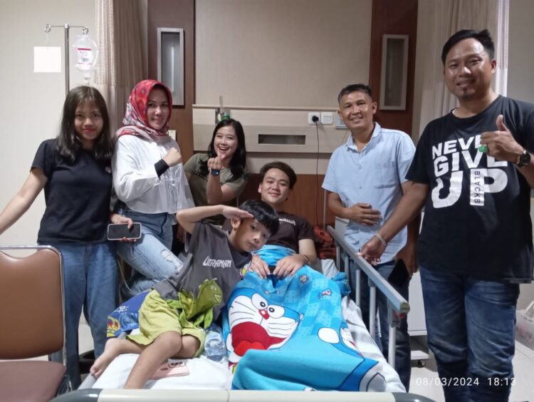Desmi Saputra Kunjungi Anggota KBBS Kecamatan Marga Punduh Yang Sedang Sakit