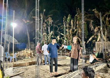 Masyarakat dan Haji Uma Bantu Bangun Kembali Rumah Ruhiah Ajat yang Terbakar