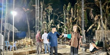 Masyarakat dan Haji Uma Bantu Bangun Kembali Rumah Ruhiah Ajat yang Terbakar