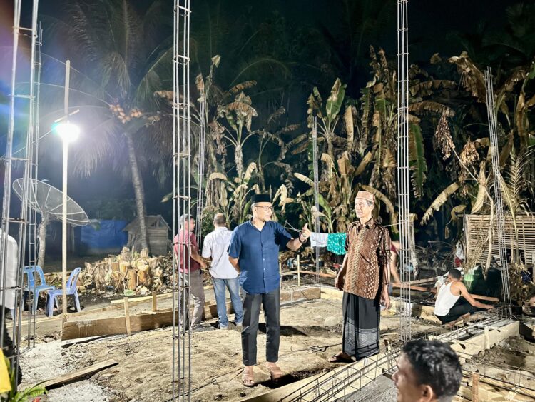 Masyarakat dan Haji Uma Bantu Bangun Kembali Rumah Ruhiah Ajat yang Terbakar
