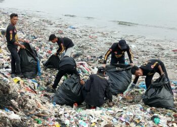 Masyarakat Kembali Bersihkan Sampah yang Menumpuk di Desa Teluk Labuan