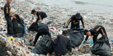 Masyarakat Kembali Bersihkan Sampah yang Menumpuk di Desa Teluk Labuan