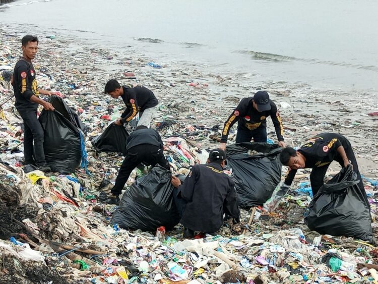 Masyarakat Kembali Bersihkan Sampah yang Menumpuk di Desa Teluk Labuan