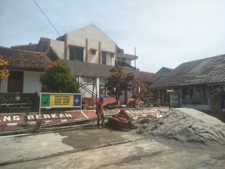 Proyek Rehabilitasi Kantor SDN Pagadungan 2 Diduga Tidak Terapkan K3 dan Langgar UU KIP