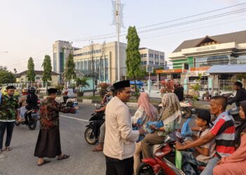 Ratusan Takjil Dibagikan Pemuda Muhammadiyah Pidie Kepada Pengguna Jalan