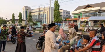 Ratusan Takjil Dibagikan Pemuda Muhammadiyah Pidie Kepada Pengguna Jalan