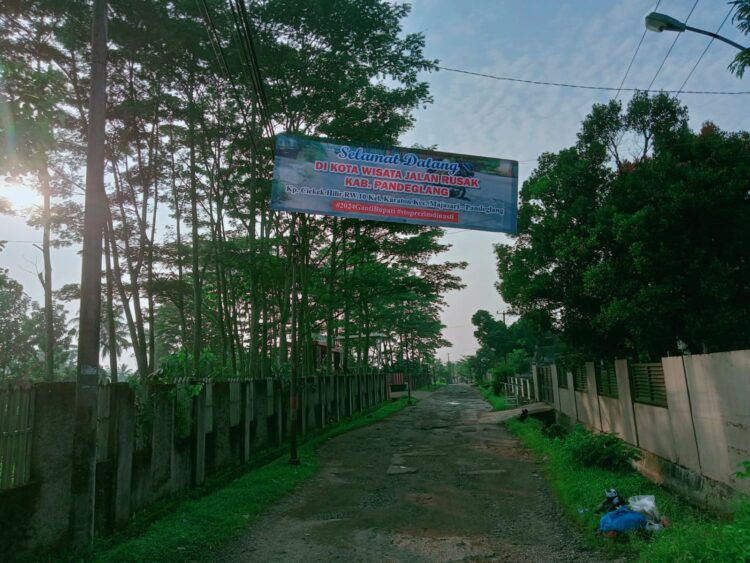 Warga Ciekek – Kadomas Buka Wisata Jalan Rusak, Bentuk Kekecewaan Kepada Pemkab Pandeglang