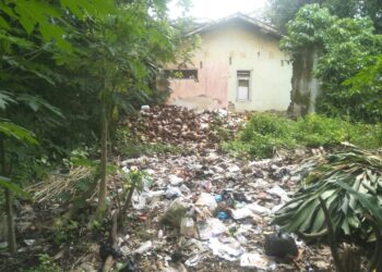 Bekas Rumah Dinas di Karangtanjung Diduga Jadi Alternatif Pembuangan Sampah Oleh Sejumlah Oknum