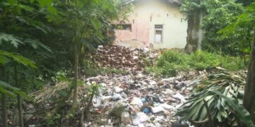 Bekas Rumah Dinas di Karangtanjung Diduga Jadi Alternatif Pembuangan Sampah Oleh Sejumlah Oknum