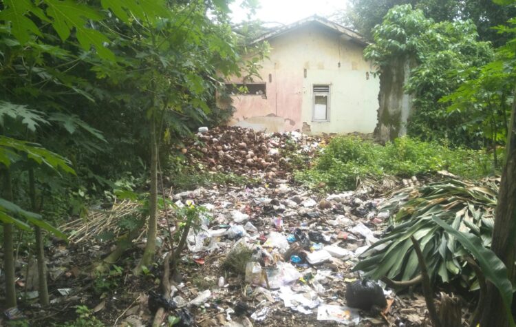 Bekas Rumah Dinas di Karangtanjung Diduga Jadi Alternatif Pembuangan Sampah Oleh Sejumlah Oknum
