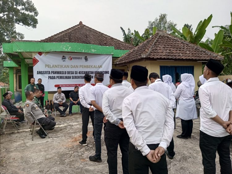 Panwaslu Kecamatan Koroncong Lantik 12 Pengawas Kelurahan dan Desa
