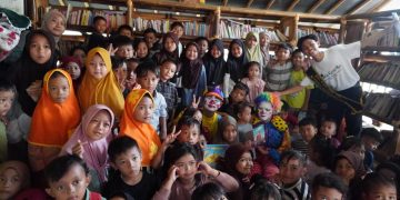 Tingkatkan Literasi, TBM Bale Baca Cijayanti Gelar Sabtu Ceria bersama Fino Badut