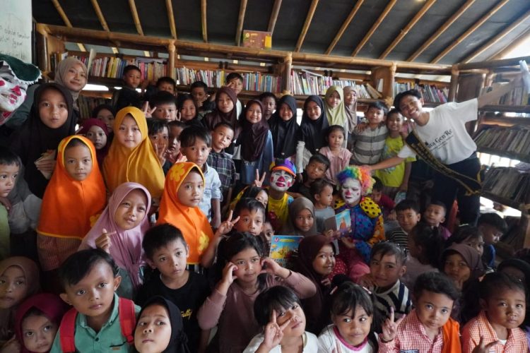 Tingkatkan Literasi, TBM Bale Baca Cijayanti Gelar Sabtu Ceria bersama Fino Badut