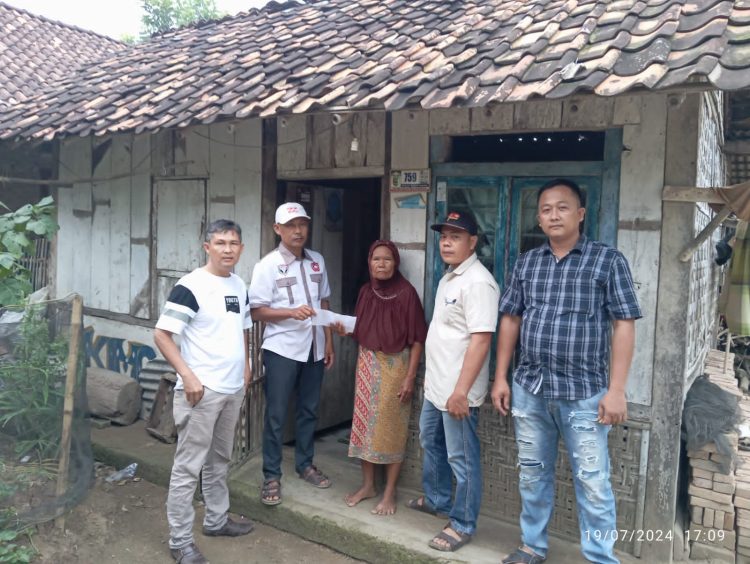 Ketua LPKSM Santuni Lansia Tidak Mampu