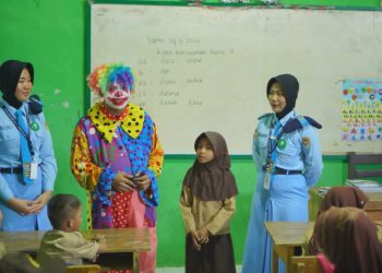 Stravisco Beraksi: Siswa SMA Kebangsaan Wujudkan Edukasi Menyenangkan di MI Darusalam