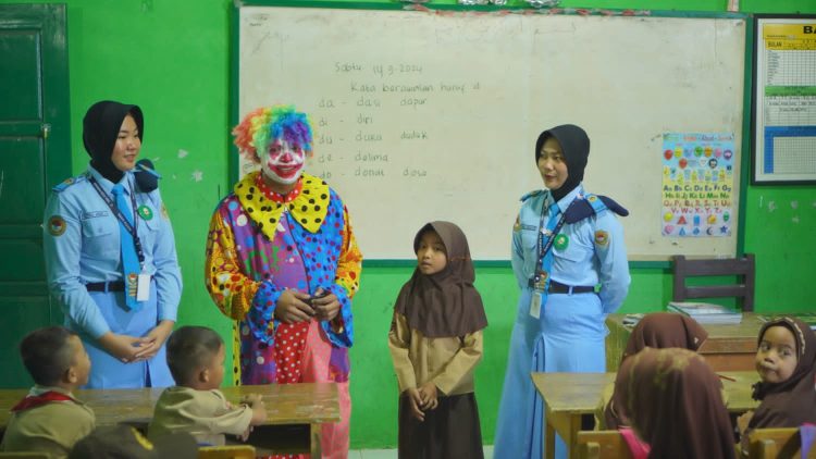 Stravisco Beraksi: Siswa SMA Kebangsaan Wujudkan Edukasi Menyenangkan di MI Darusalam