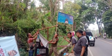 Panwaslu Kecamatan Pandeglang dan Satpol PP Lakukan Penertiban APS yang Menyerupai APK