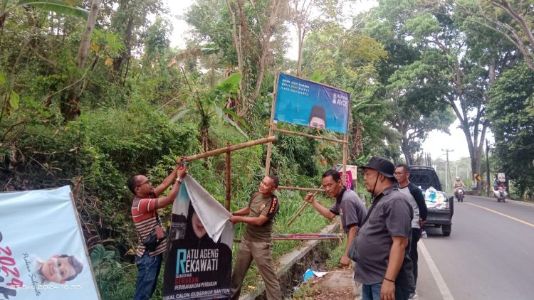 Panwaslu Kecamatan Pandeglang dan Satpol PP Lakukan Penertiban APS yang Menyerupai APK