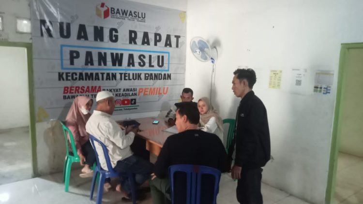 Relawan Nanda-Anton Laporkan Perusak Puluhan Alat Peraga Kampanye ke Panwascam Teluk Pandan