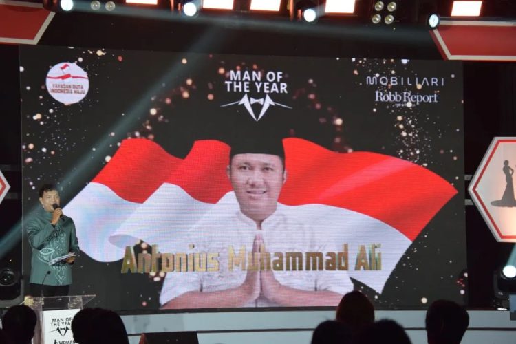 Antonius Muhammad Ali Terima Penghargaan Sebagai Man of The Year 2024 dari Yayasan Duta Indonesia Maju