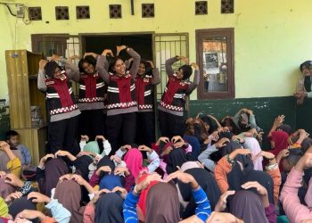 Polwan Polda Banten Peduli Pendidikan Anak Lewat Bercerita dan Menggambar