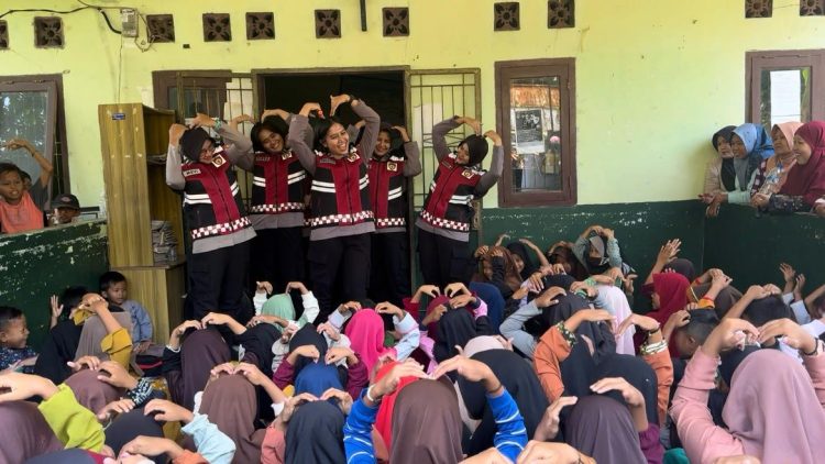 Polwan Polda Banten Peduli Pendidikan Anak Lewat Bercerita dan Menggambar