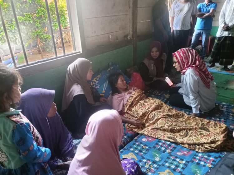 Nanda Indira Kunjungi Korban Musibah Kebakaran Rumah di Gedong Tataan