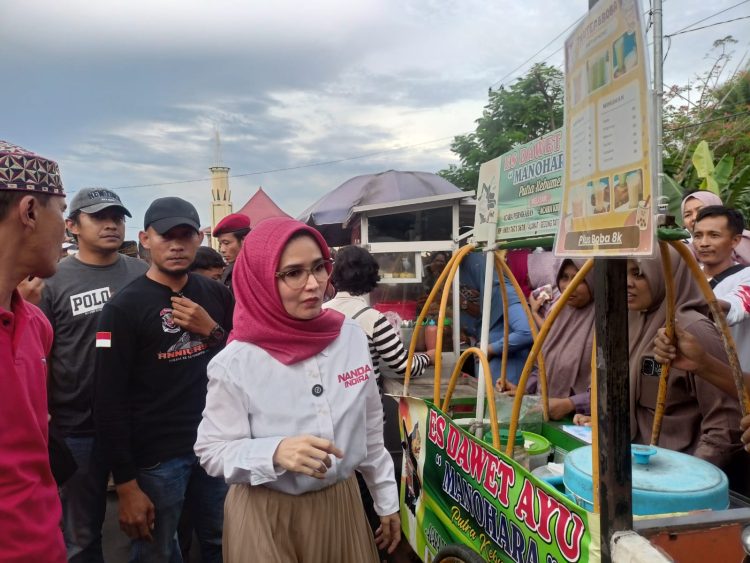 Penghujung Masa Kampanye, Nanda Indira Sempatkan Kunjungi Para Pedagang di Tugu Penganten Pesawaran