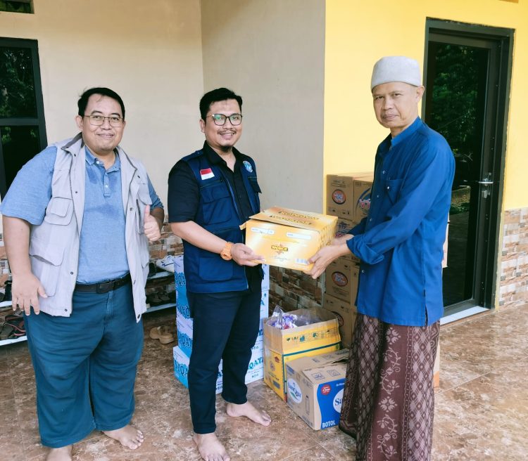 Perkumpulan Urang Banten Kembali Salurkan Bantuan Kepada Ponpes di Karang Tanjung yang Terkena Musibah Kebakaran