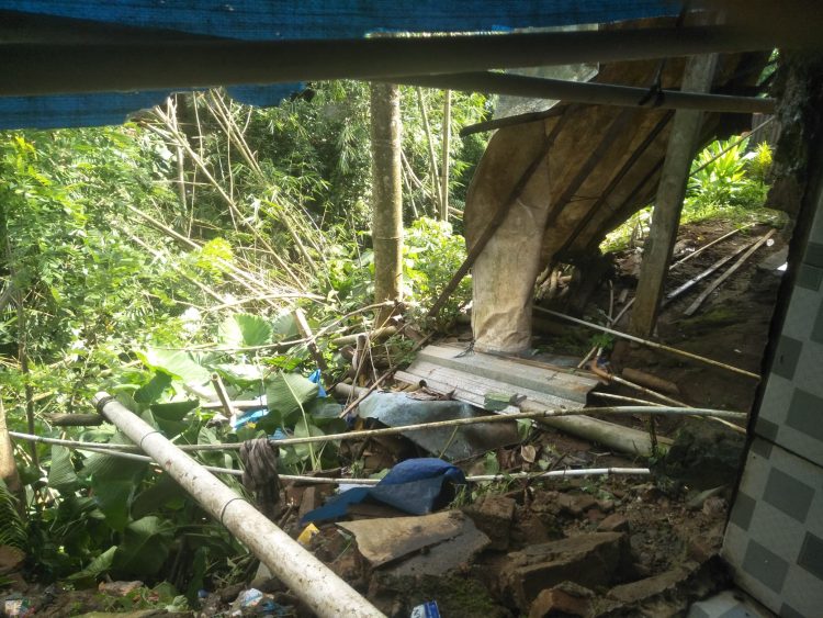 Tembok Rumah Jebol Akibat Tanah Longsor di Kalimati Karangtanjung